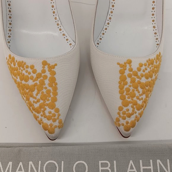 Manolo Blahnik Women's Embroidered White & Gold Pumps - EU37/US7 - Picture 7 of 11